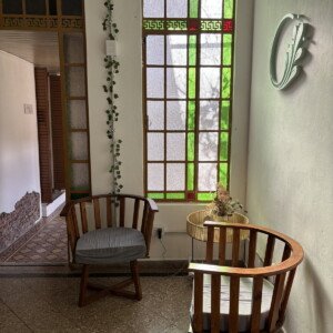 Sala de espera de Eirá con vitral y sillones de madera
