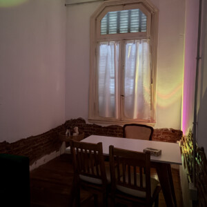 Sala de Eirá con ventanal antiguo y mesa de trabajo