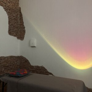 Pared de ladrillo con iluminación ambiente en Eirá