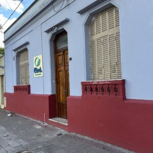 Fachada de Eirá Terapia Integrativa en calle 53, La Plata